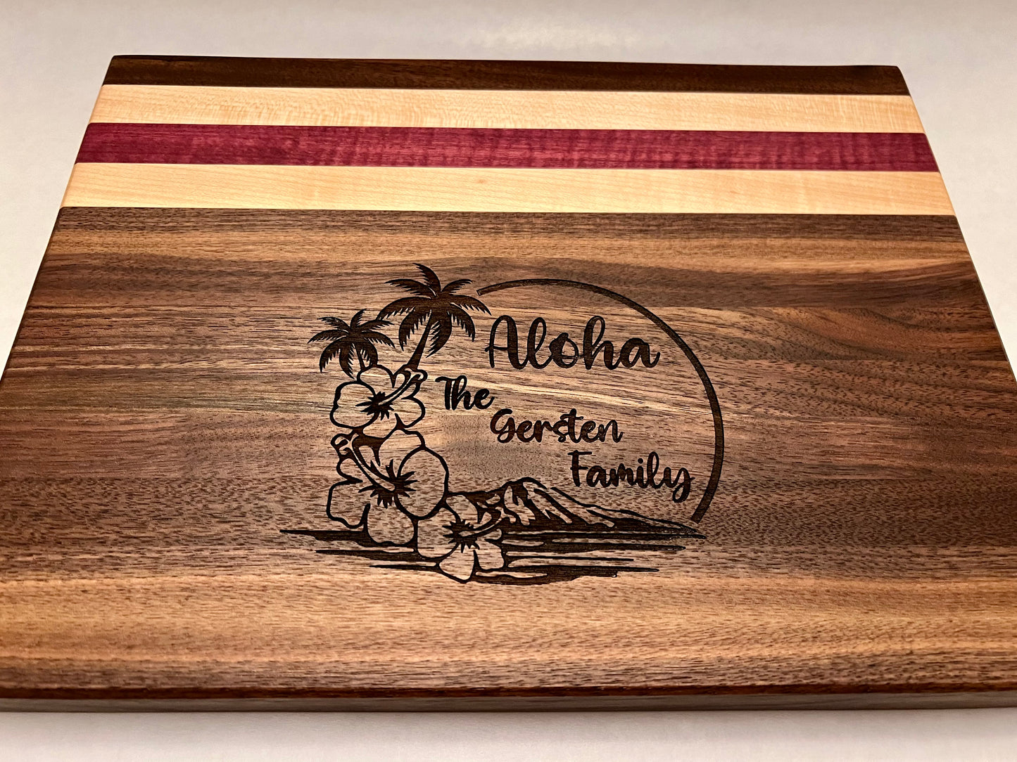 Aloha cutting board for your ohana. Hawaii beach design with Diamond Head and hibiscus flowers on a personalized cutting board. Ohana gift for her. Hawaii gift for her. Mothers Day gift for the Mom that loves Hawaii.