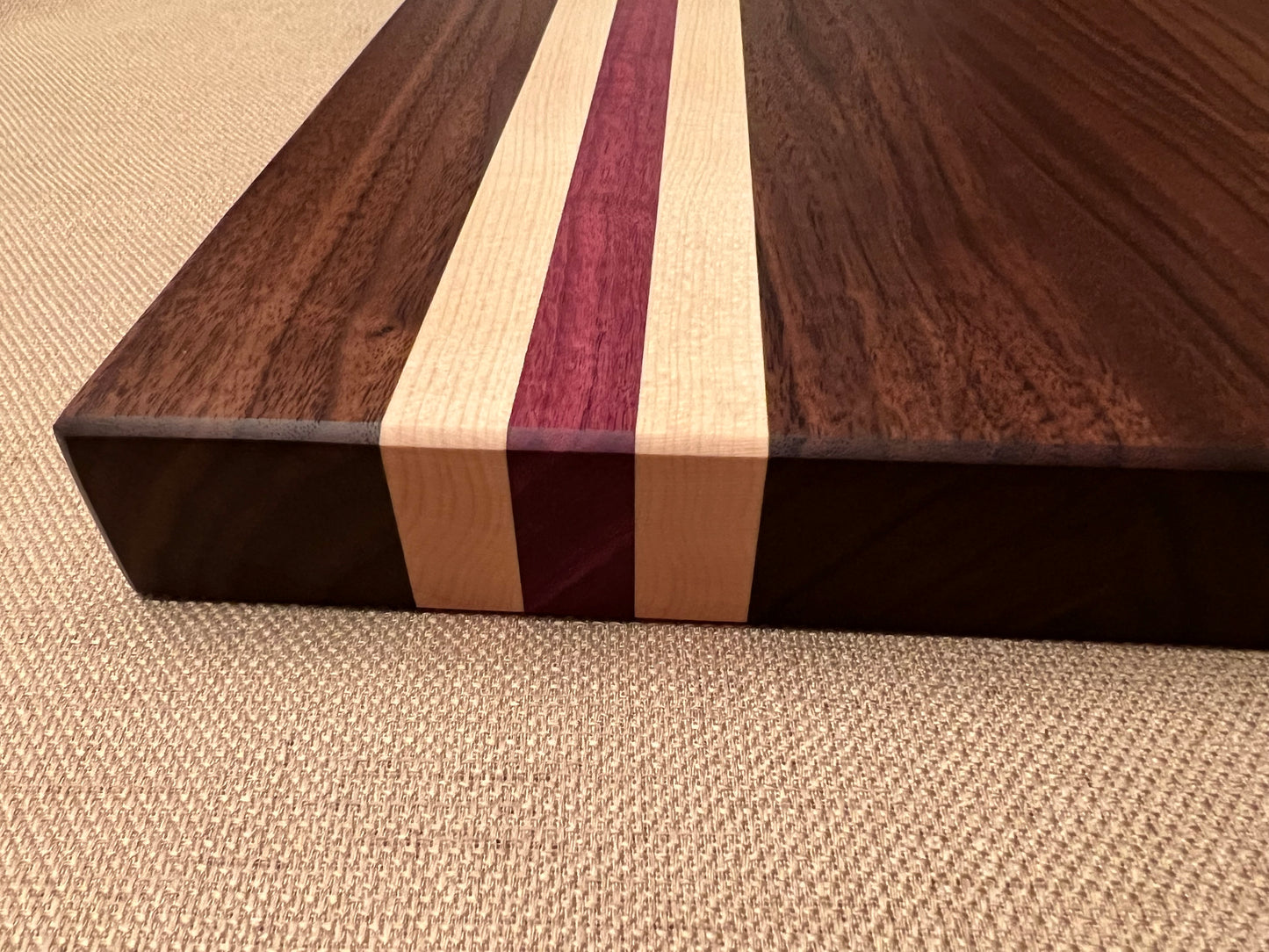 Aloha cutting board for your ohana. Hawaii beach design with Diamond Head and hibiscus flowers on a personalized cutting board. Ohana gift for her. Hawaii gift for her. Mothers Day gift for the Mom that loves Hawaii.
