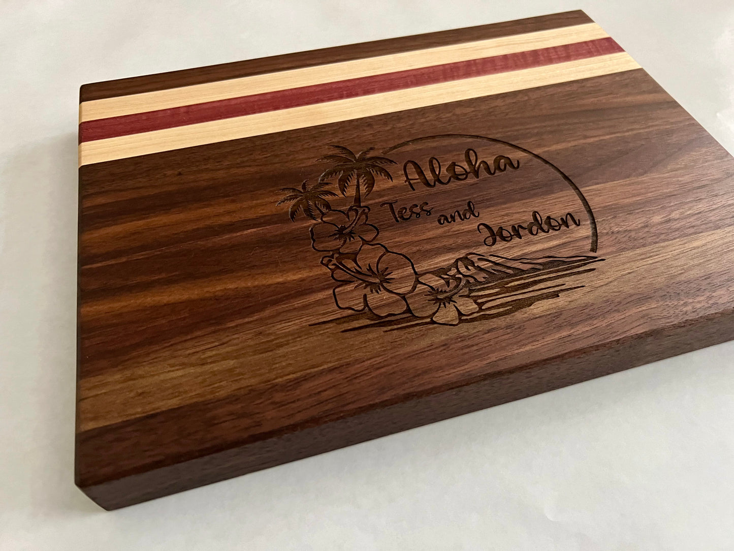Personalized cutting board for the chef that loves Hawaii. Personalized last name cutting board with Aloha beach design. Aloha cutting board for your ohana. Hawaii beach design with Diamond Head and hibiscus flowers on a personalized cutting board. Ohana gift for her. Hawaii gift for her. Mothers Day gift for the Mom that loves Hawaii.